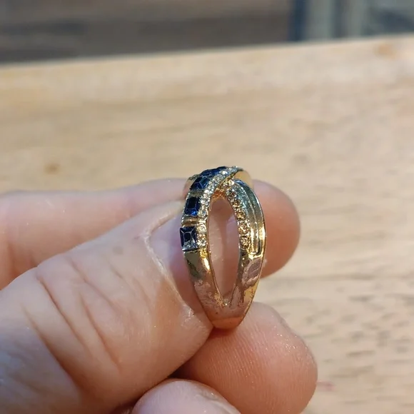 Elegant Gold and Blue Gemstone Ring - Picture 2 of 2